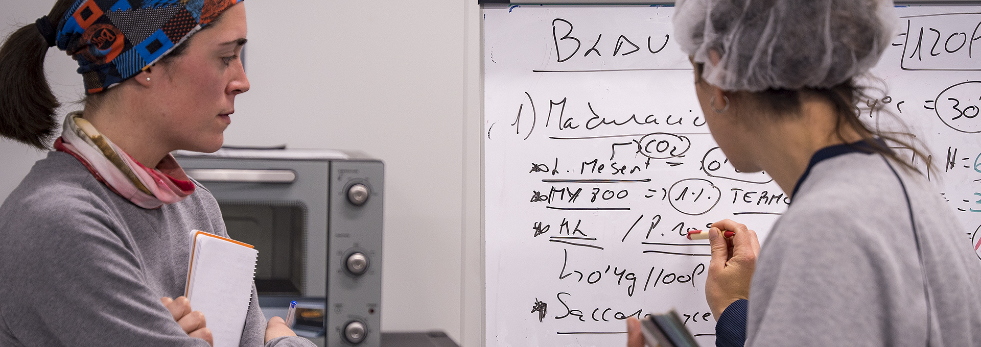 Formació a la formatgeria col·lectiva del Lluçanès. PATXI URIZ | DIPUTACIÓ DE BARCELONA