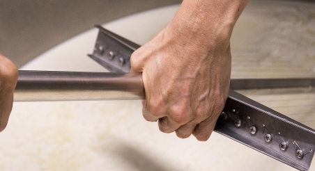 Classe pràctica a la formatgeria col·lectiva del Lluçanès