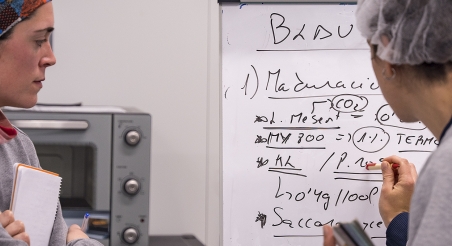 Formació a la formatgeria col·lectiva del Lluçanès. PATXI URIZ | DIPUTACIÓ DE BARCELONA